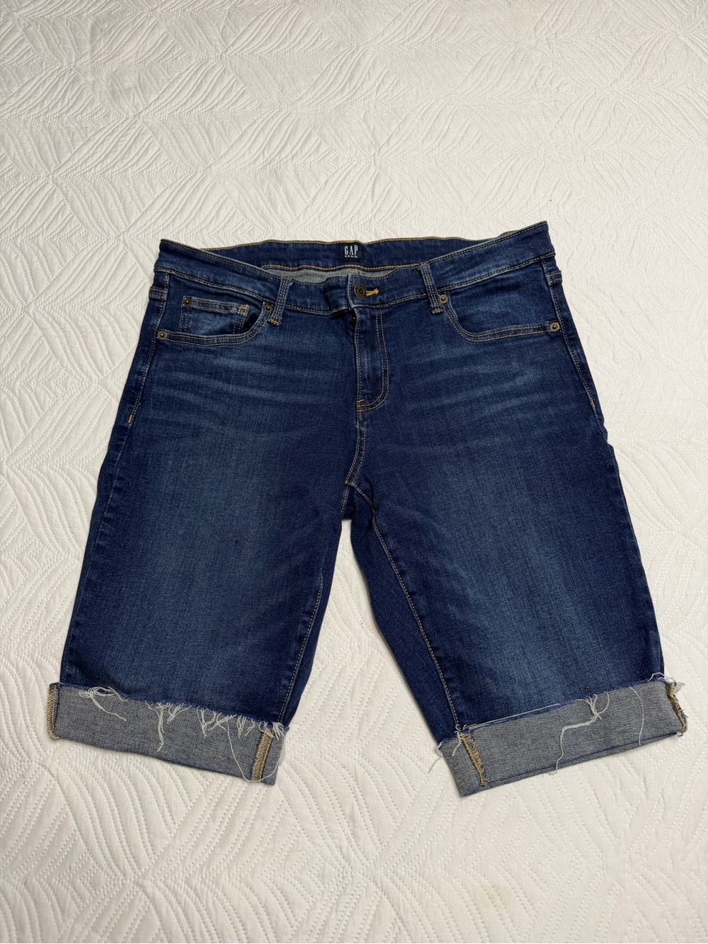 GAP Women’s Indigo Rolled Cuff Stretch Denim Bermuda Shorts. Size 12